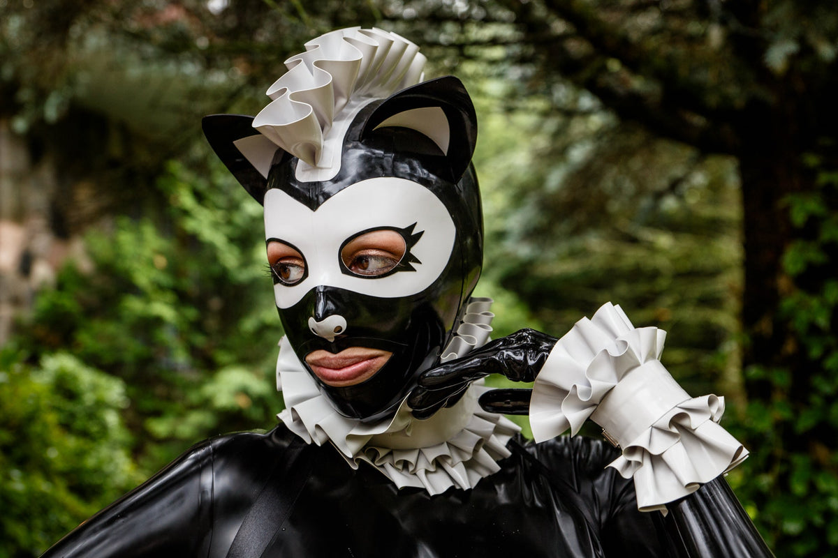 Frills Latex Collar
