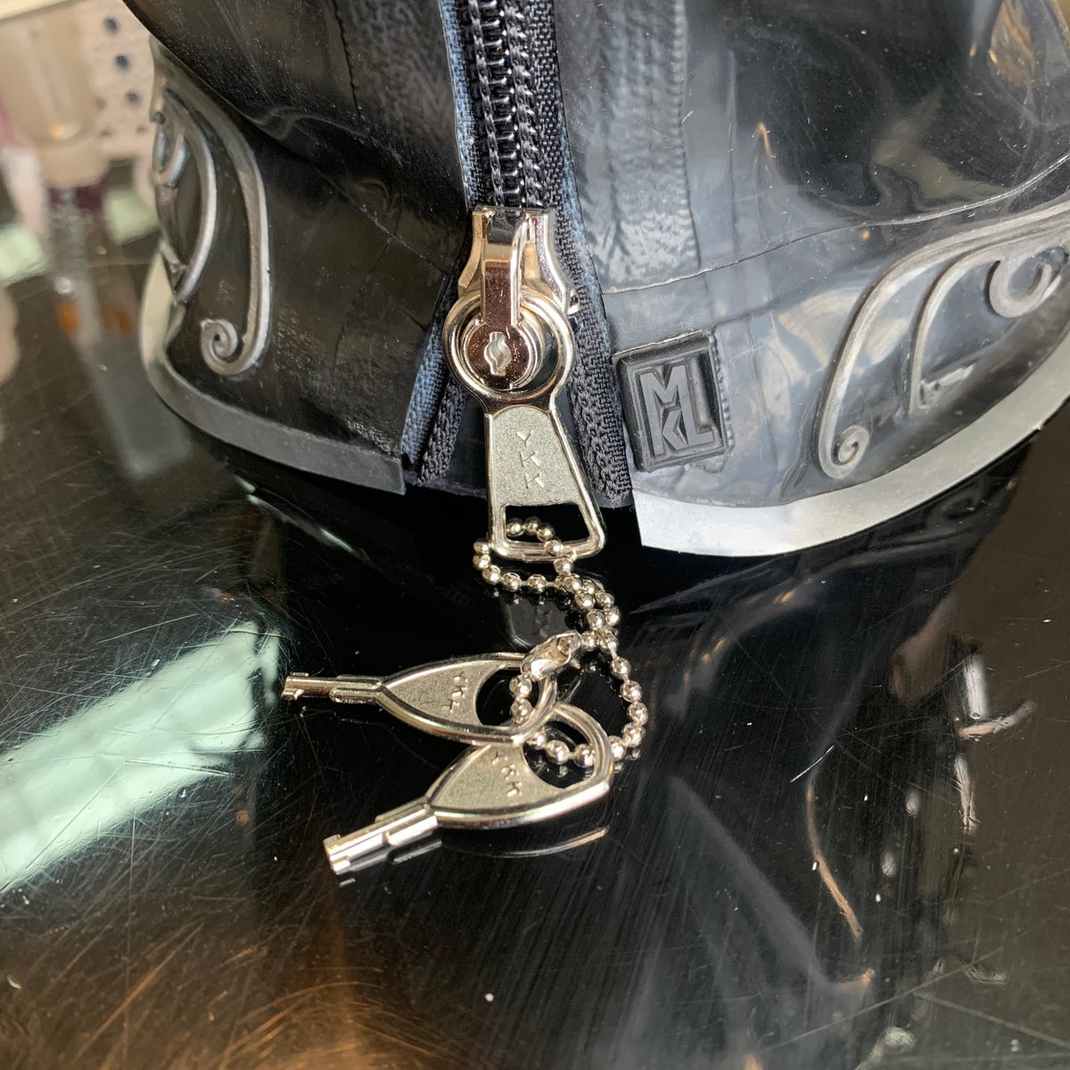 Duchess hood with locking zipper