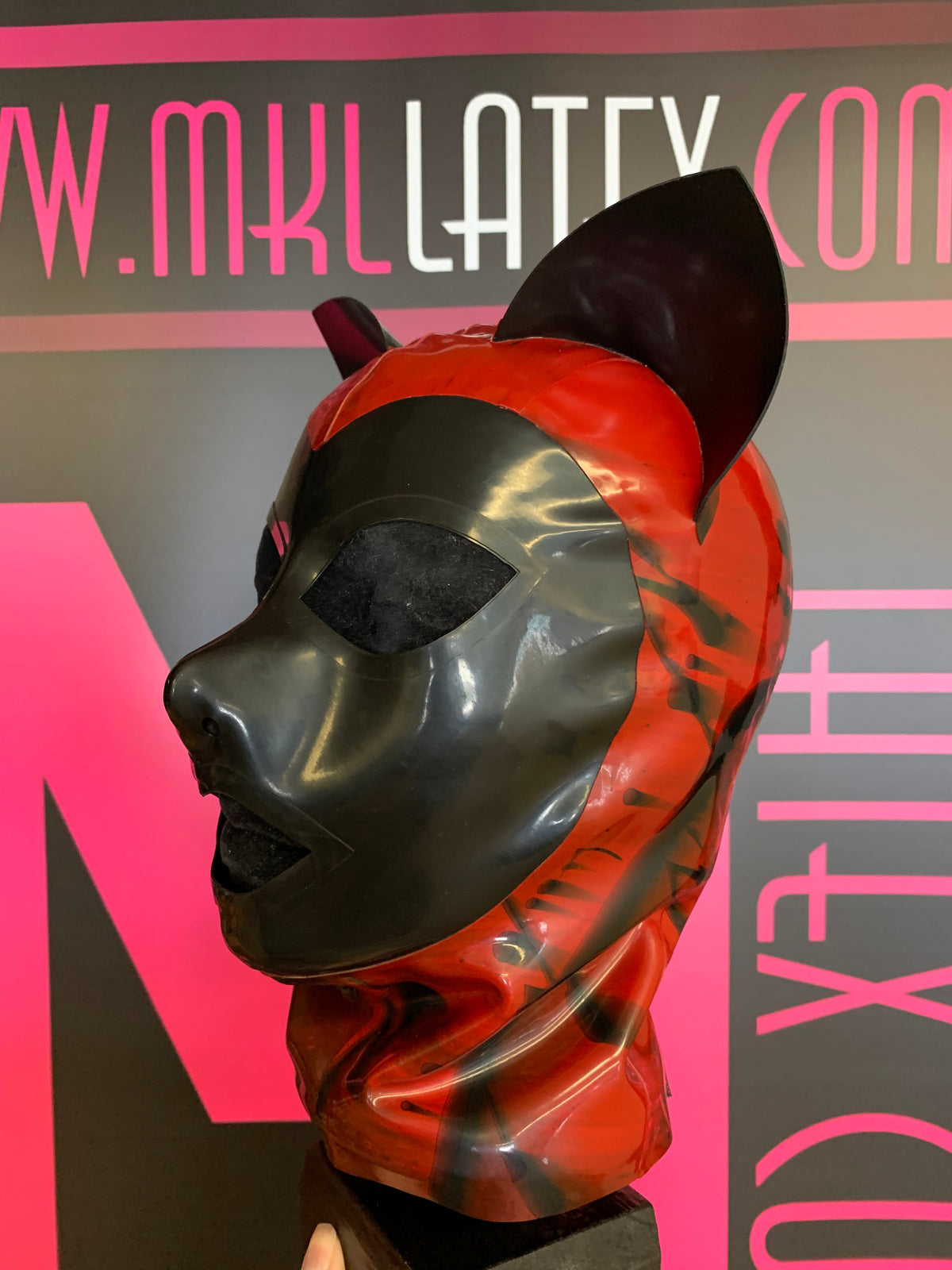 Kitty Marbled Latex Hood red and black